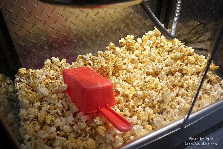 台中牛排推薦|黑牛炭火岩燒牛排-肉質超棒的冷藏熟成牛肉,自助吧無限供應 - 純粹