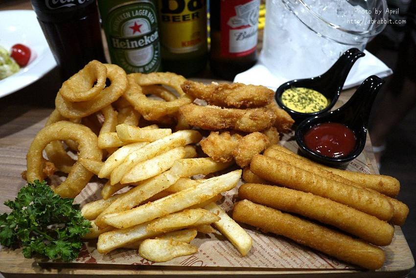 台中牛排推薦|黑牛炭火岩燒牛排-肉質超棒的冷藏熟成牛肉,自助吧無限供應 - 純粹