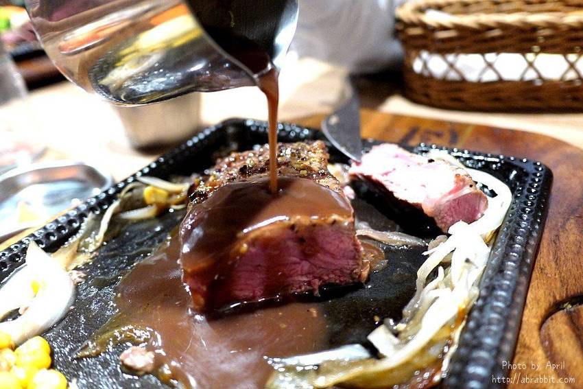 台中牛排推薦|黑牛炭火岩燒牛排-肉質超棒的冷藏熟成牛肉,自助吧無限供應 - 純粹