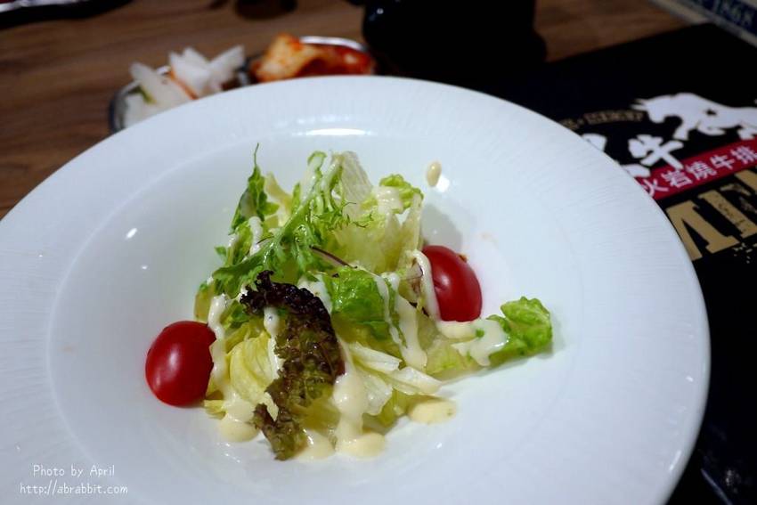 台中牛排推薦|黑牛炭火岩燒牛排-肉質超棒的冷藏熟成牛肉,自助吧無限供應 - 純粹