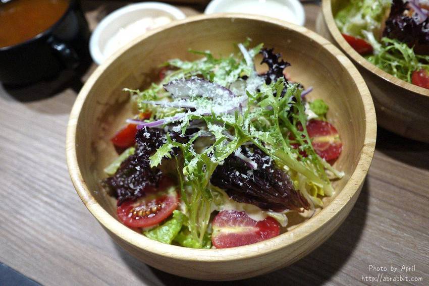 台中牛排推薦|黑牛炭火岩燒牛排-肉質超棒的冷藏熟成牛肉,自助吧無限供應 - 純粹