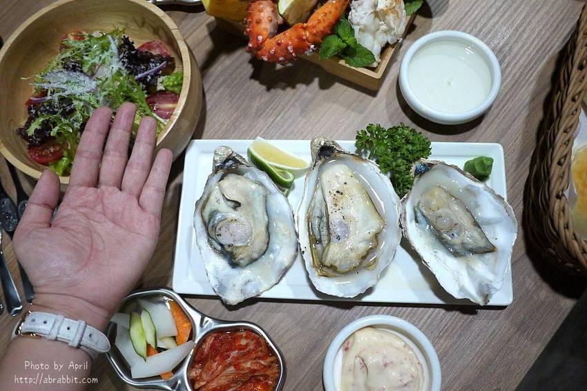 台中牛排推薦|黑牛炭火岩燒牛排-肉質超棒的冷藏熟成牛肉,自助吧無限供應 - 純粹