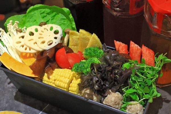 【中和美食】八海食潮當代鍋物-８種不同品種蝦子堆成一座小山的爆誇張美食