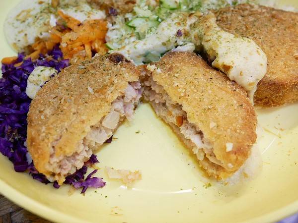 小熊炸餅：小熊炸餅-逢甲炸物新風貌   泥漿炸物搭配綜合生菜  解膩更清爽