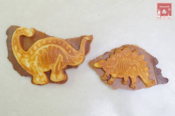 侏羅紀脆皮雞蛋糕：【台南美食】恐龍來囉｜有大.小恐龍｜素食可｜外皮酥脆｜內餡微Q麻糬口感~侏儸紀恐龍脆皮雞蛋糕