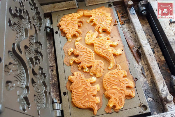 侏羅紀脆皮雞蛋糕:【台南美食】恐龍來囉|有大.小恐龍|素食可|外皮酥脆|內餡微Q麻糬口感~侏儸紀恐龍脆皮雞蛋糕