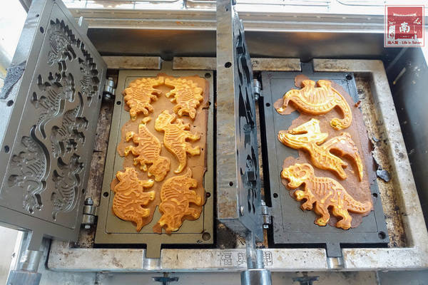 侏羅紀脆皮雞蛋糕:【台南美食】恐龍來囉|有大.小恐龍|素食可|外皮酥脆|內餡微Q麻糬口感~侏儸紀恐龍脆皮雞蛋糕