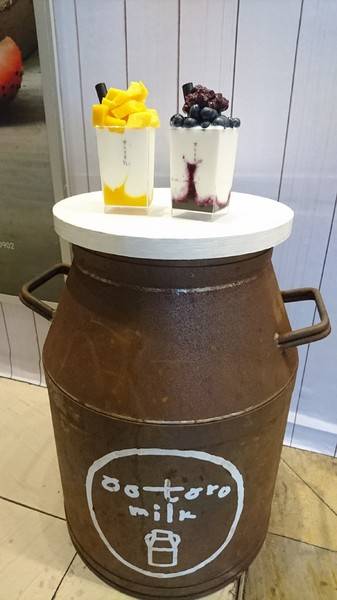 Ootoro Milk 大とろ牛乳(快閃夢時代)：高雄~超夯的Ootoro Milk 大とろ牛乳快閃夢時代了~限定7/1-8/31~用吸的牛奶冰~不含任何添加物~就是要天然優質~