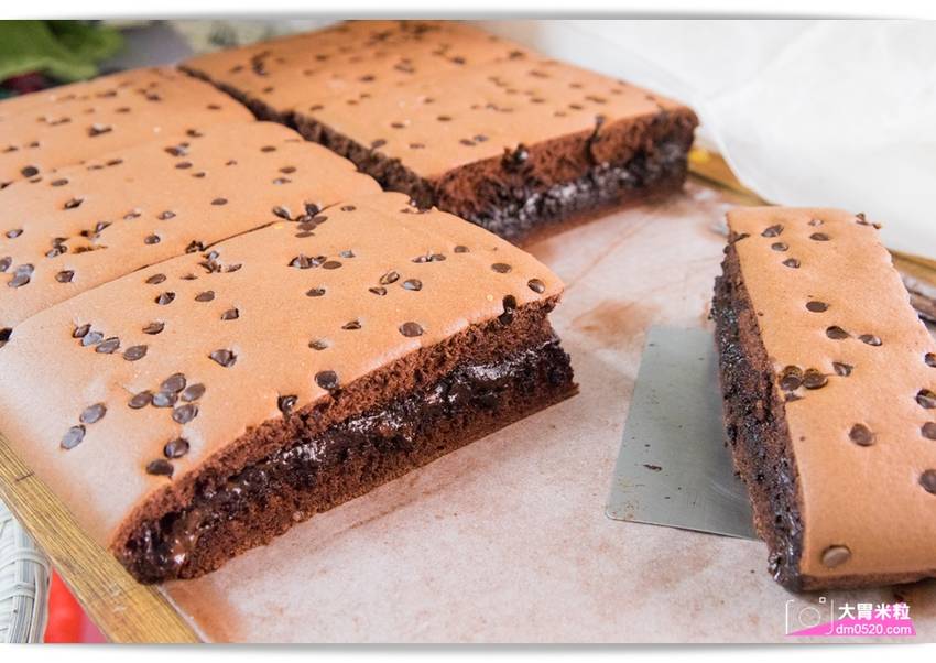 百元平價古早味蛋糕,朵玫絲甜點森林,爆漿內餡超滿溢,每日現烤出爐立馬瘋搶,每週單雙日推出限定口味,高雄三民美食,高雄甜點推薦, - 大胃米粒 DAVID & MILLY