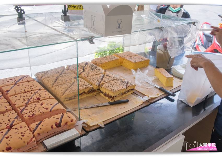 百元平價古早味蛋糕,朵玫絲甜點森林,爆漿內餡超滿溢,每日現烤出爐立馬瘋搶,每週單雙日推出限定口味,高雄三民美食,高雄甜點推薦, - 大胃米粒 DAVID & MILLY