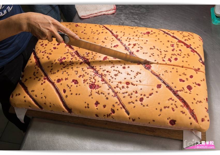 百元平價古早味蛋糕,朵玫絲甜點森林,爆漿內餡超滿溢,每日現烤出爐立馬瘋搶,每週單雙日推出限定口味,高雄三民美食,高雄甜點推薦, - 大胃米粒 DAVID & MILLY