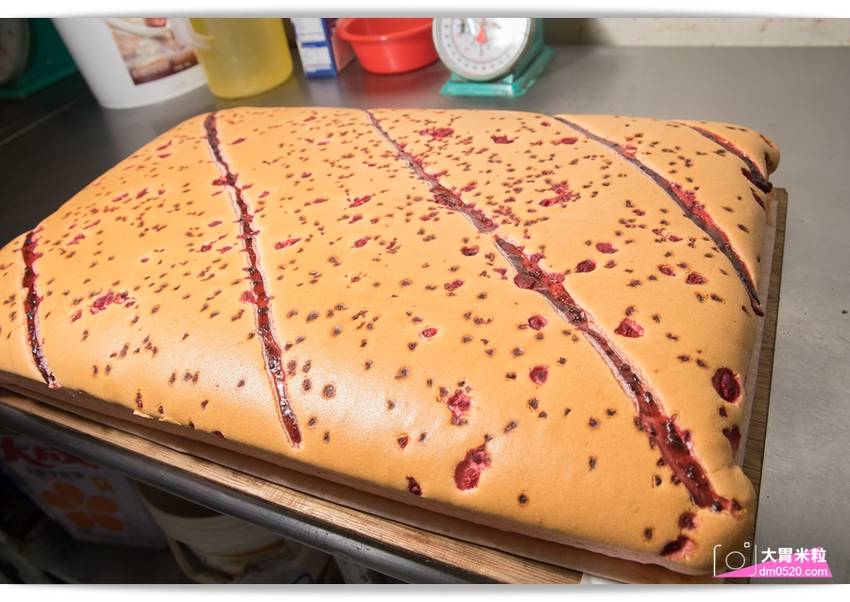 百元平價古早味蛋糕,朵玫絲甜點森林,爆漿內餡超滿溢,每日現烤出爐立馬瘋搶,每週單雙日推出限定口味,高雄三民美食,高雄甜點推薦, - 大胃米粒 DAVID & MILLY