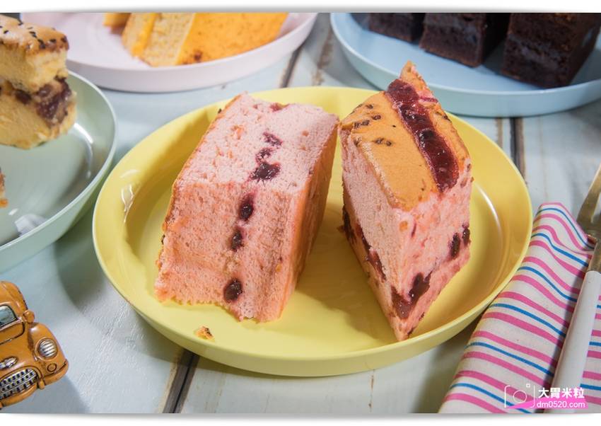 百元平價古早味蛋糕,朵玫絲甜點森林,爆漿內餡超滿溢,每日現烤出爐立馬瘋搶,每週單雙日推出限定口味,高雄三民美食,高雄甜點推薦, - 大胃米粒 DAVID & MILLY