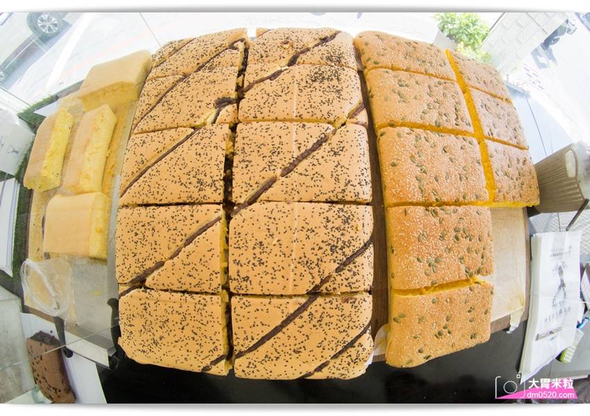 百元平價古早味蛋糕,朵玫絲甜點森林,爆漿內餡超滿溢,每日現烤出爐立馬瘋搶,每週單雙日推出限定口味,高雄三民美食,高雄甜點推薦, - 大胃米粒 DAVID & MILLY