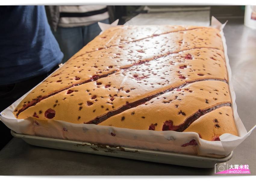 百元平價古早味蛋糕,朵玫絲甜點森林,爆漿內餡超滿溢,每日現烤出爐立馬瘋搶,每週單雙日推出限定口味,高雄三民美食,高雄甜點推薦, - 大胃米粒 DAVID & MILLY