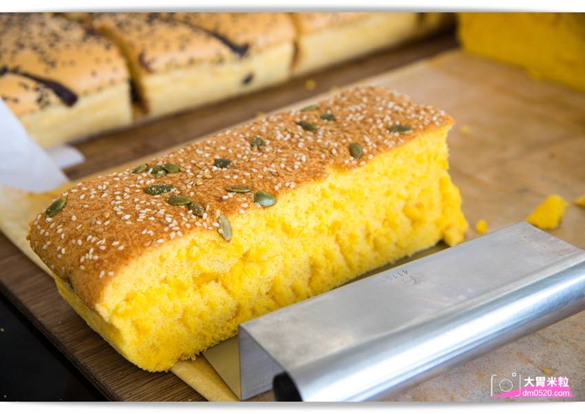 百元平價古早味蛋糕,朵玫絲甜點森林,爆漿內餡超滿溢,每日現烤出爐立馬瘋搶,每週單雙日推出限定口味,高雄三民美食,高雄甜點推薦, - 大胃米粒 DAVID & MILLY