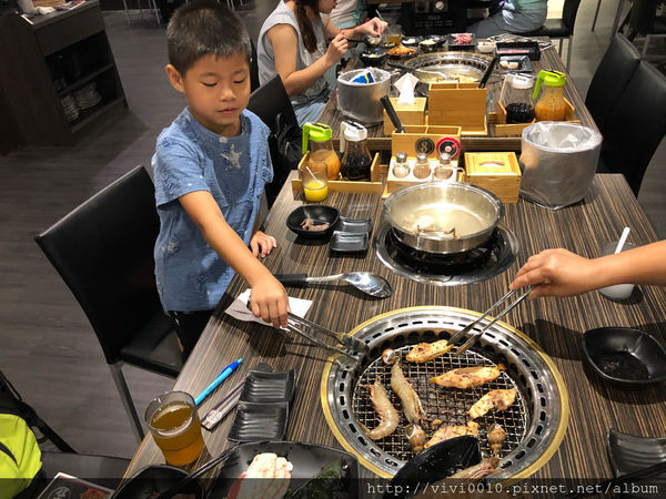 圓圓家愛吃貨—新北樹林《好客燒烤》滿滿的肉,新鮮的海味,海鮮燒烤吃到飽,樹林秀泰店2018新開幕!!