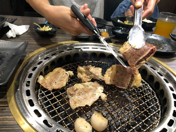 圓圓家愛吃貨—新北樹林《好客燒烤》滿滿的肉,新鮮的海味,海鮮燒烤吃到飽,樹林秀泰店2018新開幕!!