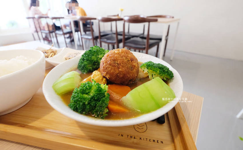 台中大里│在廚房-蔬食的美味,份量足,環境優 - 藍色起士的美食主義