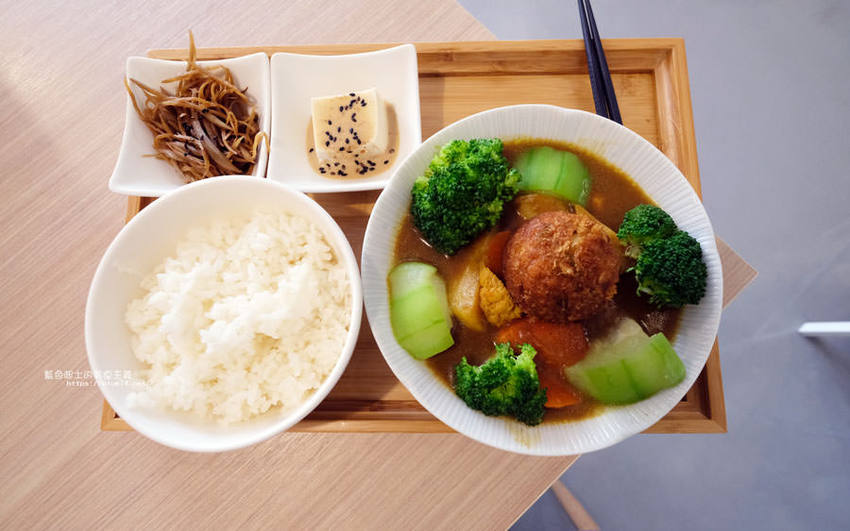 台中大里│在廚房-蔬食的美味,份量足,環境優 - 藍色起士的美食主義