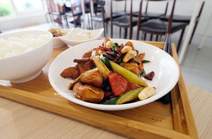 台中大里│在廚房-蔬食的美味,份量足,環境優 - 藍色起士的美食主義