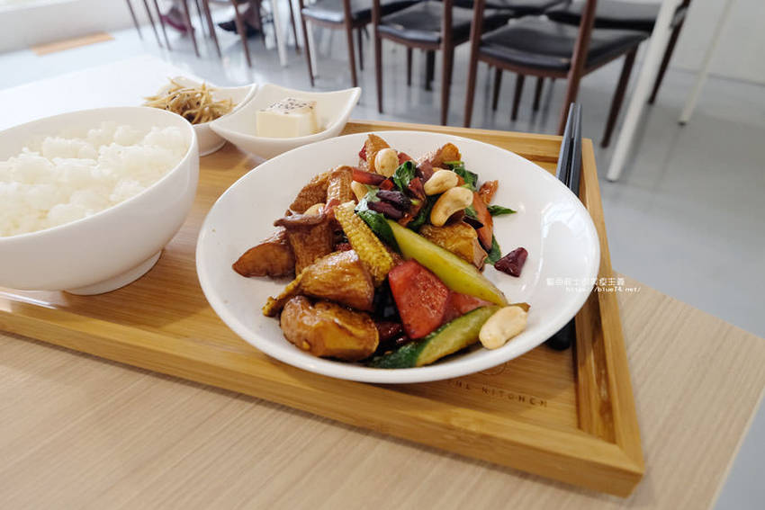 台中大里│在廚房-蔬食的美味,份量足,環境優 - 藍色起士的美食主義