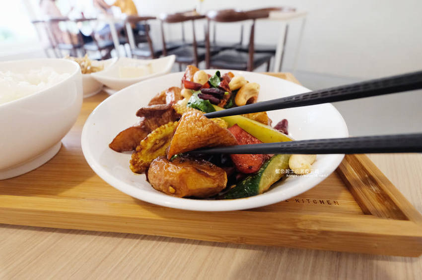 台中大里│在廚房-蔬食的美味,份量足,環境優 - 藍色起士的美食主義