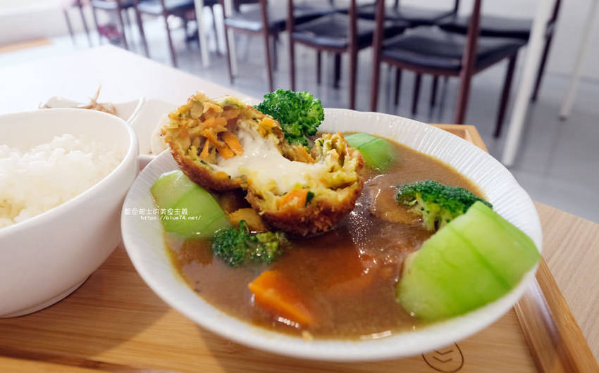 台中大里│在廚房-蔬食的美味,份量足,環境優 - 藍色起士的美食主義