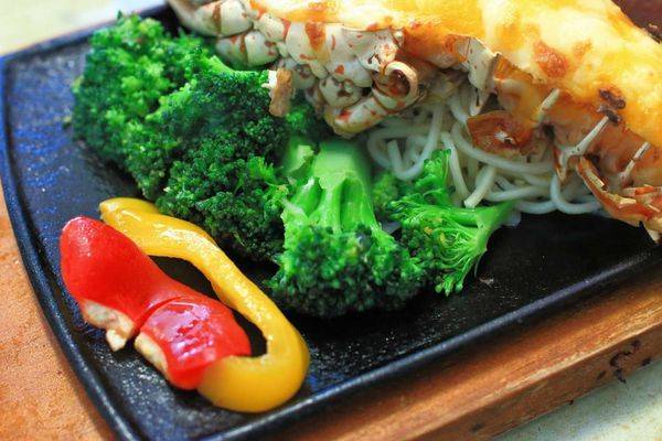 【板橋美食】原創厚切牛排-多汁程度破表！超過３公分厚度的爆汁厚切豬排