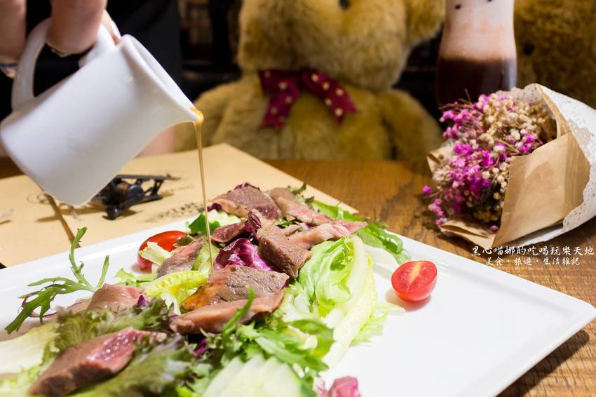 高雄左營︱O.manny 奧曼尼 Kitchen　寧靜小店、超邪惡熱鍋鬆餅，邂逅一場食與畫交織的優雅繽紛好時光！