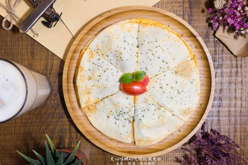 高雄左營︱O.manny 奧曼尼 Kitchen　寧靜小店、超邪惡熱鍋鬆餅，邂逅一場食與畫交織的優雅繽紛好時光！