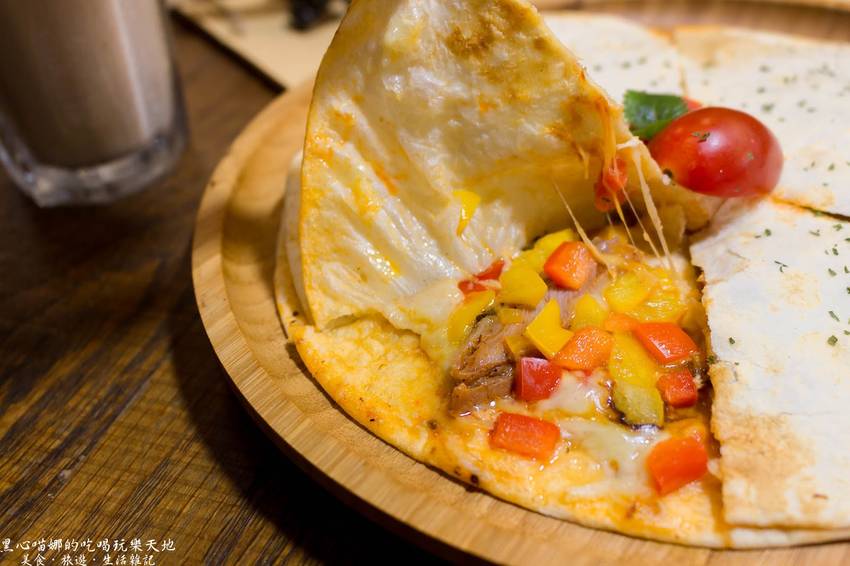 高雄左營︱O.manny 奧曼尼 Kitchen　寧靜小店、超邪惡熱鍋鬆餅，邂逅一場食與畫交織的優雅繽紛好時光！