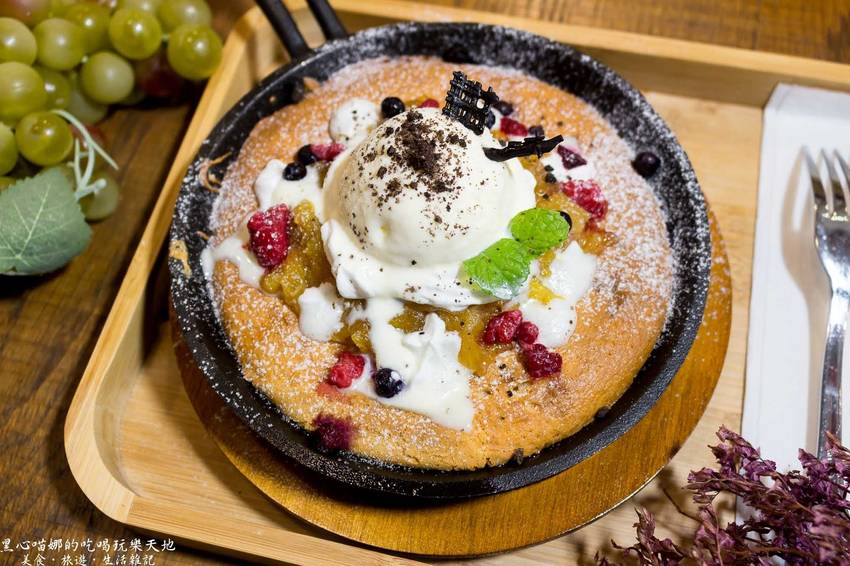 高雄左營︱O.manny 奧曼尼 Kitchen　寧靜小店、超邪惡熱鍋鬆餅，邂逅一場食與畫交織的優雅繽紛好時光！