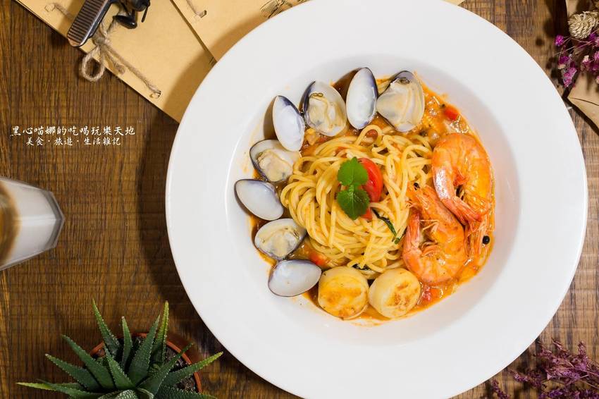 高雄左營︱O.manny 奧曼尼 Kitchen　寧靜小店、超邪惡熱鍋鬆餅，邂逅一場食與畫交織的優雅繽紛好時光！