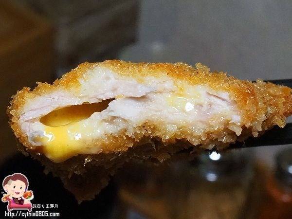 桃園觀光夜市美食-麵屋 豚次郎-精心熬煮大份量拉麵,芝麻擔擔麵讓人驚艷 (邀約) @民宿女王芽月-美食.旅遊.全台趴趴走