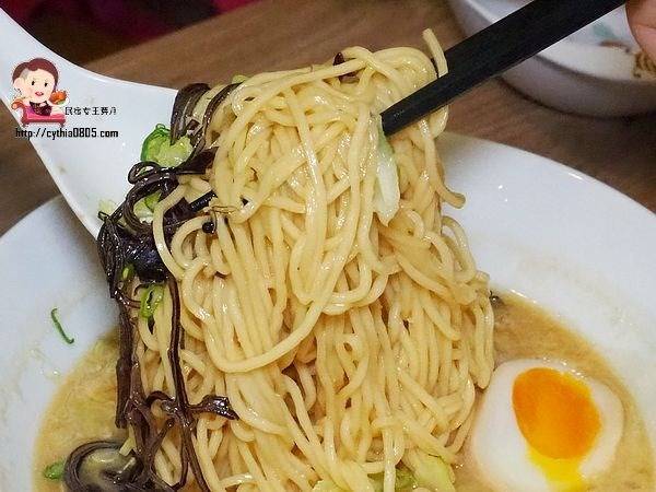 桃園觀光夜市美食-麵屋 豚次郎-精心熬煮大份量拉麵,芝麻擔擔麵讓人驚艷 (邀約) @民宿女王芽月-美食.旅遊.全台趴趴走