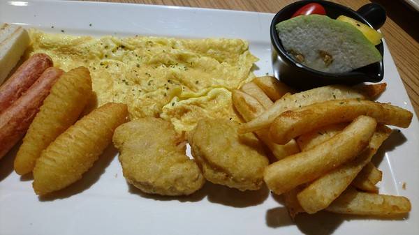 好食間早午餐：高雄~好。食間早午餐~享受早晨現作的美好時光~推創意料理倒插章魚燒~