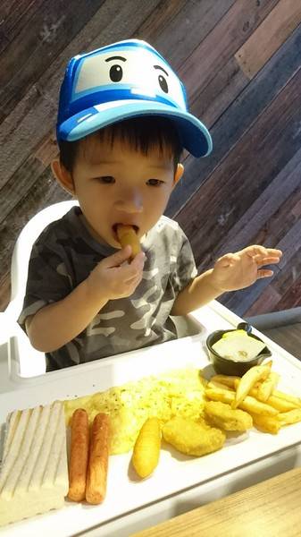 好食間早午餐：高雄~好。食間早午餐~享受早晨現作的美好時光~推創意料理倒插章魚燒~