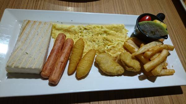 好食間早午餐：高雄~好。食間早午餐~享受早晨現作的美好時光~推創意料理倒插章魚燒~