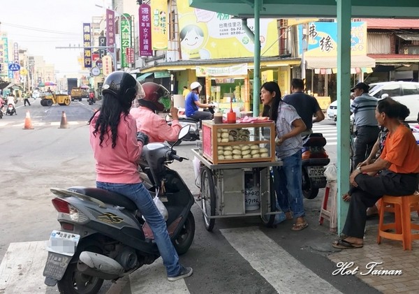 無名攤車傳統手工包子:【台南美食】在地45年無名老店!佳里區電信行前的人氣傳統包子店