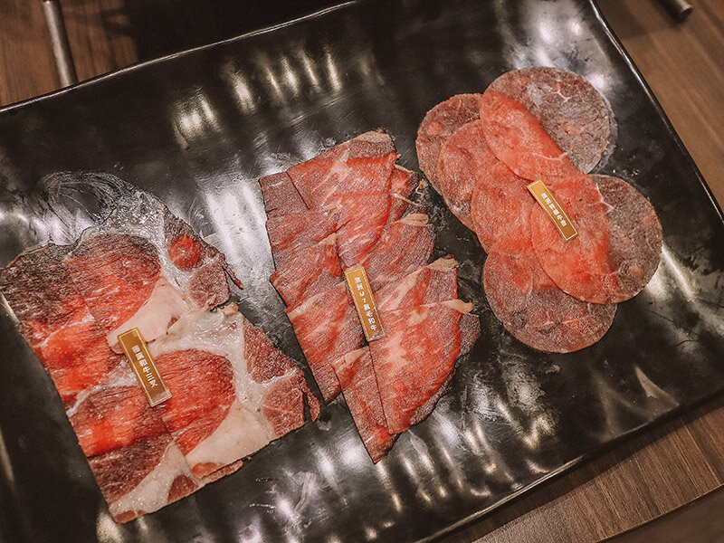 芙洛麗 銅話鍋物 | 草莓季草莓吃到飽、18種肉品、16種哈根達斯、莫凡彼冰淇淋、海鮮、雞胇任你吃還有海尼根啤酒暢飲無限喝