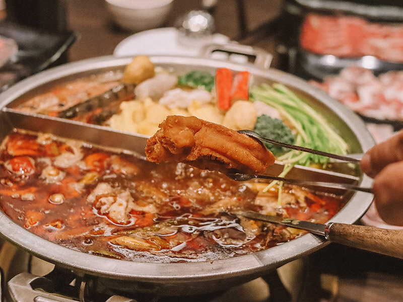 芙洛麗 銅話鍋物 | 草莓季草莓吃到飽、18種肉品、16種哈根達斯、莫凡彼冰淇淋、海鮮、雞胇任你吃還有海尼根啤酒暢飲無限喝