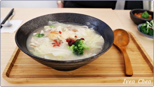 鮮蔬活複合式蔬食料理：《松山捷運小巨蛋站蔬食》推薦隱藏在巷弄的人文鮮活養生素食餐廳\健康有機認證蔬食-『鮮蔬活複合式蔬食料理』