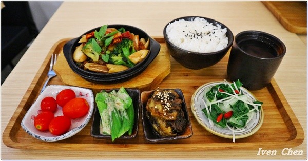 鮮蔬活複合式蔬食料理：《松山捷運小巨蛋站蔬食》推薦隱藏在巷弄的人文鮮活養生素食餐廳\健康有機認證蔬食-『鮮蔬活複合式蔬食料理』