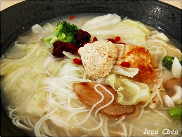 鮮蔬活複合式蔬食料理：《松山捷運小巨蛋站蔬食》推薦隱藏在巷弄的人文鮮活養生素食餐廳\健康有機認證蔬食-『鮮蔬活複合式蔬食料理』