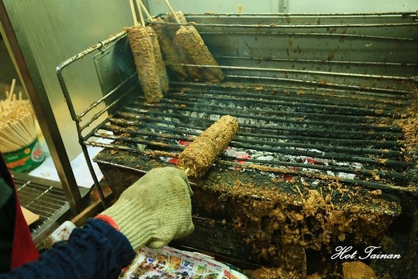 阿婆烤玉米：【嘉義美食】一定要排隊的銅板美食！渾厚烤工炭香味十足的阿婆烤玉米