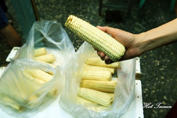 阿婆烤玉米：【嘉義美食】一定要排隊的銅板美食！渾厚烤工炭香味十足的阿婆烤玉米