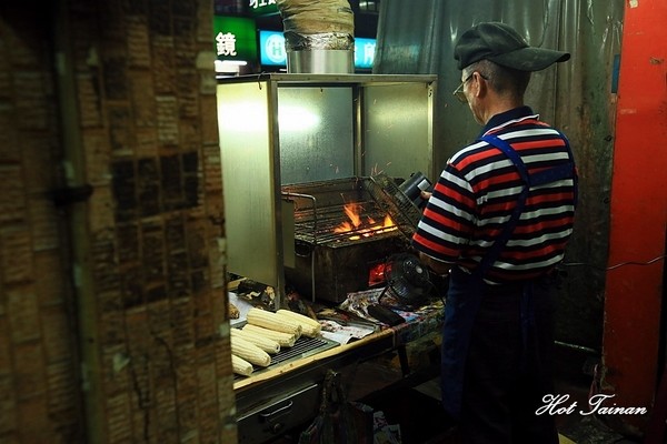 阿婆烤玉米：【嘉義美食】一定要排隊的銅板美食！渾厚烤工炭香味十足的阿婆烤玉米