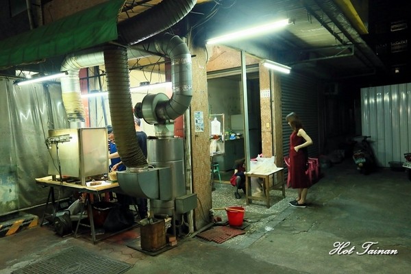 阿婆烤玉米:【嘉義美食】一定要排隊的銅板美食!渾厚烤工炭香味十足的阿婆烤玉米 阿婆烤玉米:【嘉義美食】一定要排隊的銅板美食!渾厚烤工炭香味十足的阿婆烤玉米