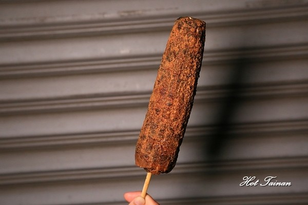 阿婆烤玉米：【嘉義美食】一定要排隊的銅板美食！渾厚烤工炭香味十足的阿婆烤玉米